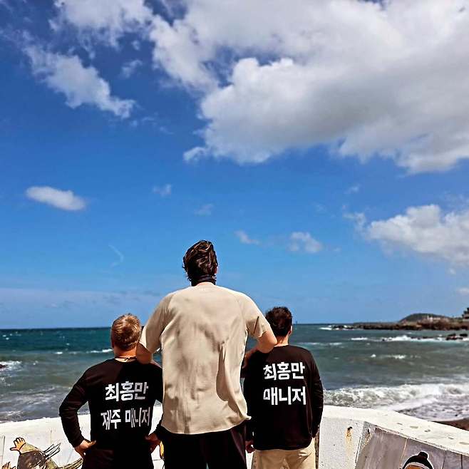 이날 최홍만은 매니저들과 남다른 우정을 드러낸다. 최홍만 SNS 캡처