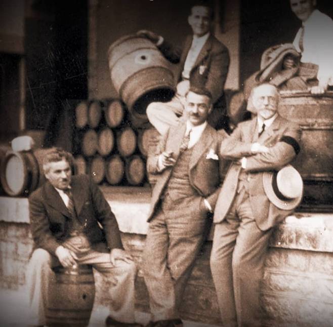 1세대 베르나르 비쇼(앞줄 오른쪽 첫번째). 홈페이지