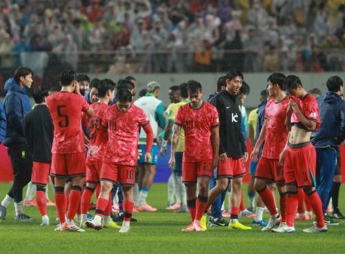 브라질에 0-5로 대패한 한국 - 10일 서울 마포구 서울월드컵경기장에서 열린 한국과 브라질 축구 대표팀의 친선경기. 0-5로 대패한 한국 선수들이 무거운 표정으로 그라운드를 나서고 있다.