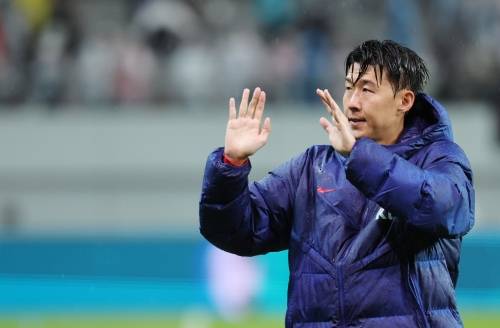 아쉬운 손흥민 - 10일 서울 마포구 서울월드컵경기장에서 열린 한국과 브라질 축구 대표팀의 친선경기. 5-0으로 패배한 한국 손흥민이 팬들에게 인사하고 있다. 연합뉴스