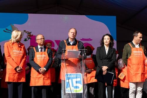 지난 4일(현지시각) 프랑스 파리 대광장에서 필립 구종(Philippe Goujon) 파리 15시장(가운데)가 ‘김치의 날’ 공식 제정을 선포하고 있다. 연합뉴스