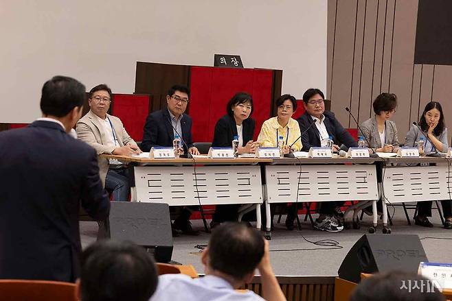 백혜숙(오른쪽 네 번째) 대표가 9월12일 서울 여의도 국회 박물관에서 열린 ‘농산물 도매시장 거래 제도 개선을 위한 국제학술대회’에 참석했다. ⓒ시사IN 이명익