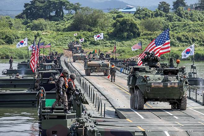 8월27일 경기 여주시 남한강 일대에서 진행된 한미 연합 제병협동 도하훈련에서 주한미군 스트라이커 장갑차와 한국군 K200 장갑차가 부교 도하를 하고 있다. ⓒ시사저널 최준필