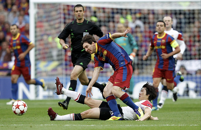 박지성이 2010-2011 UEFA 챔피언스리그 결승전 선발 출전해 리오넬 메시를 수비하고 있다.로이터연합뉴스