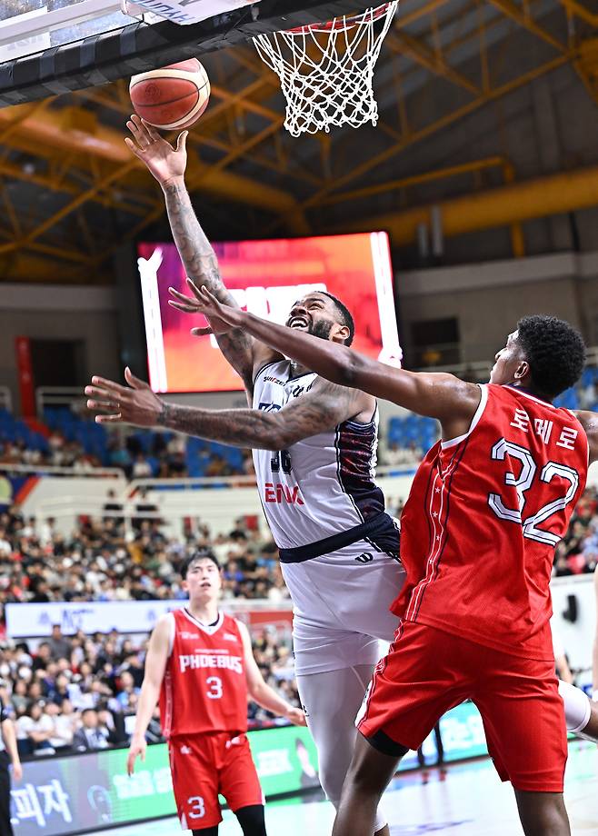 골밑슛하는 숀 롱.  KBL 제공