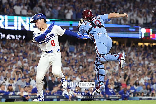 ▲ 김혜성은 리얼무토가 홈을 막고 있는 상황에서 다시 돌아와 안전하게 홈을 밟았다