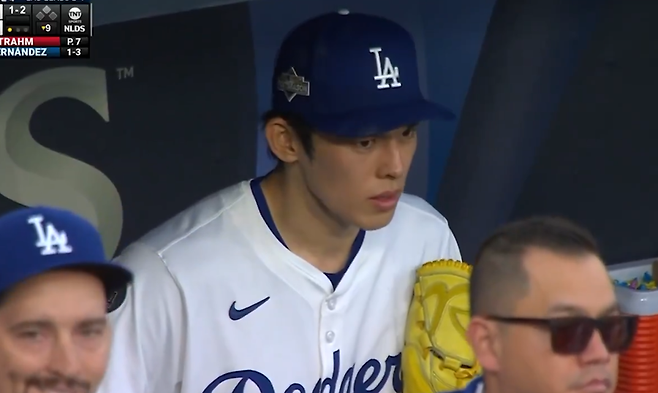 ▲ 사사키 로키는 다저스의 챔피언십시리즈 진출이 결정된 디비전시리즈 4차전에서 8회부터 연장 10회까지, 구원투수로 나와 3이닝 무실점을 기록했다. 9회 투구를 마친 뒤 더그아웃에서도 글러브를 끼고 있는 사사키.