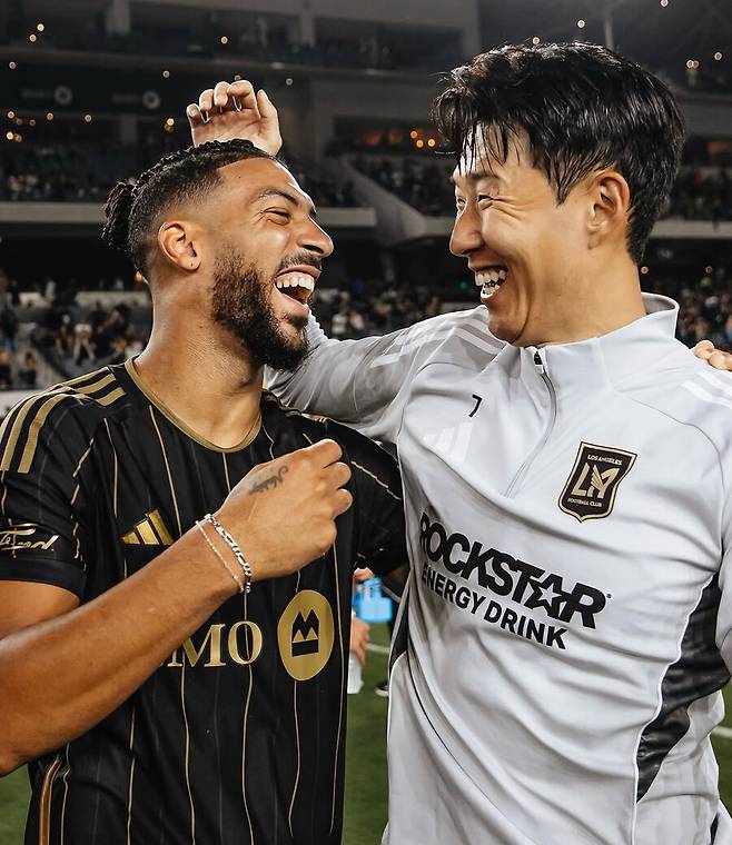 ▲ 부앙가는 가봉 대표팀에 합류 전 미국메이저리그사커(MLS)와 인터뷰에서 "가정이긴 해도 월드컵에서 손흥민을 상대하게 된다면 믿기지 않을 것"이라며 "그와 함께 세계 무대에서 경쟁할 수 있다면 내 축구 인생의 가장 큰 선물"이라고 밝힌 바 있다. ⓒ LAFC