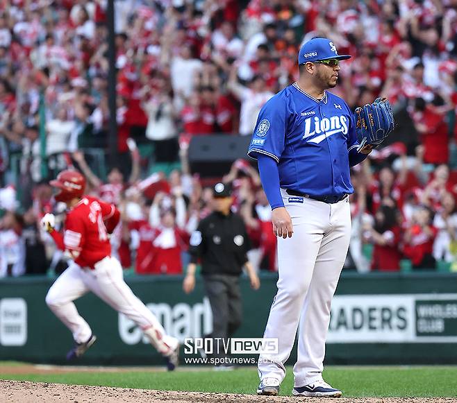 ▲ 3-3으로 맞선 9회 마운드에 올랐으나 김성욱에게 끝내기 홈런을 맞은 아리엘 후라도 ⓒ곽혜미 기자