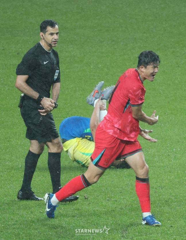 한국 축구 국가대표팀이 10일 서울월드컵경기장에서 브라질 대표팀과 친선경기를 벌였다. 김민재가 브라질 쿠냐의 저지에 파울 휘슬이 울리자 강하게 항의하다 경고를 먹고 있다. /사진=김진경 대기자.