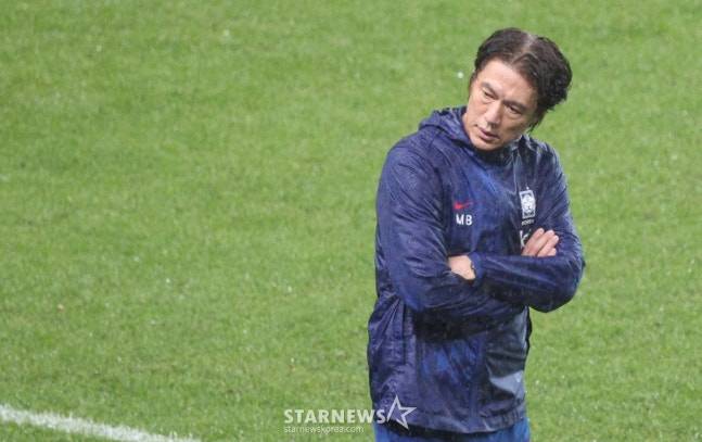 한국 축구 국가대표팀이 10일 서울월드컵경기장에서 브라질 대표팀과 친선경기를 벌였다. 홍명보 감독이 브라질의 연속 득점에 허탈해히고 있다. /사진=김진경 대기자.