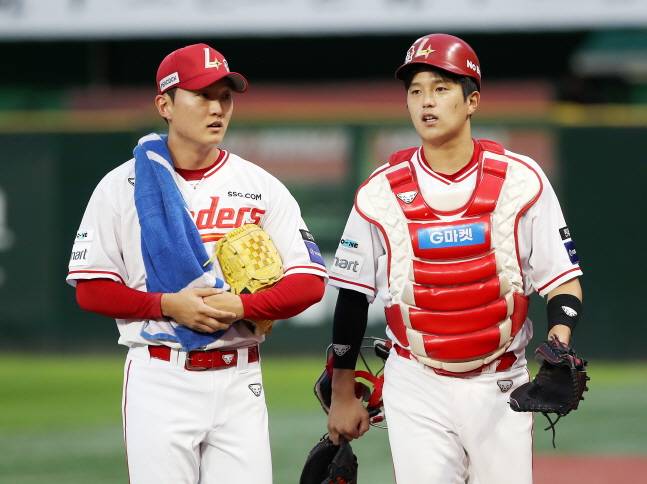 김건우(왼쪽)와 포수 조형우. /사진=SSG 랜더스 제공