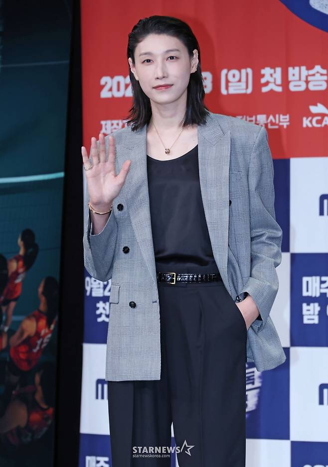 전 배구 국가대표선수 김연경이 24일 오후 서울 마포구 상암동 MBC에서 진행된 예능프로그램 '신인감독 김연경' 제작발표회에 참석해 포즈를 취하고 있다. 신인감독으로 돌아온 배구계의 전설 배구황제 김연경의 구단 창설 프로젝트 '신인감독 김연경'은 오는 28일 첫 방송된다. /사진=이동훈 기자