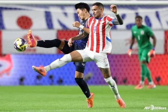 와타나베 츠요시(왼쪽)가 10일 오후 7시 20분 일본 수이타의 파나소닉 스타디움에서 열린 파라과이와 친선경기 중 몸싸움을 시도하고 있다. /AFPBBNews=뉴스1