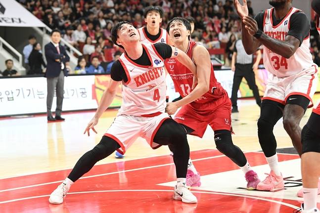 박스아웃을 펼치고 있는 김영현(오른쪽). /사진=KBL
