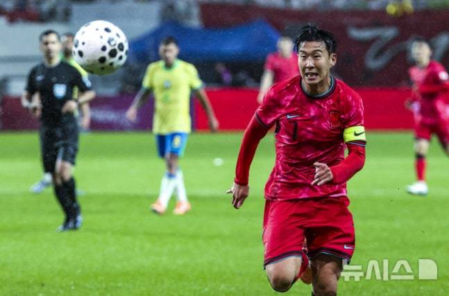 [10일 서울 마포구 서울월드컵경기장에서 열린 남자 축구 국가대표 10월 A매치 친선전 대한민국과 브라질의 경기, 손흥민이 공을 향해 쇄도하고 있다. /사진=뉴시스