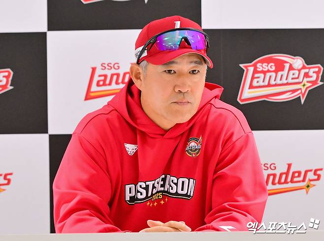 10일 오후 인천SSG랜더스필드에서 열리는 '2025 신한 SOL Bank KBO 포스트시즌' 삼성 라이온즈와 SSG 랜더스의 준플레이오프 2차전 경기, SSG 이숭용 감독이 취재진과 대화를 나누고 있다. 인천, 김한준 기자