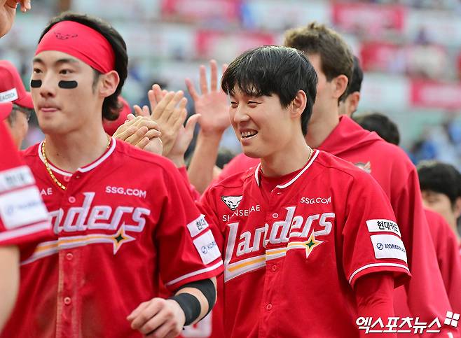 SSG 랜더스 외야수 김성욱이 11일 인천 SSG랜더스필드에서 열린 삼성 라이온즈와의 2025 신한 SOL Bank KBO 준플레이오프 2차전에서 끝내기 홈런을 기록했다. 사진 김한준 기자