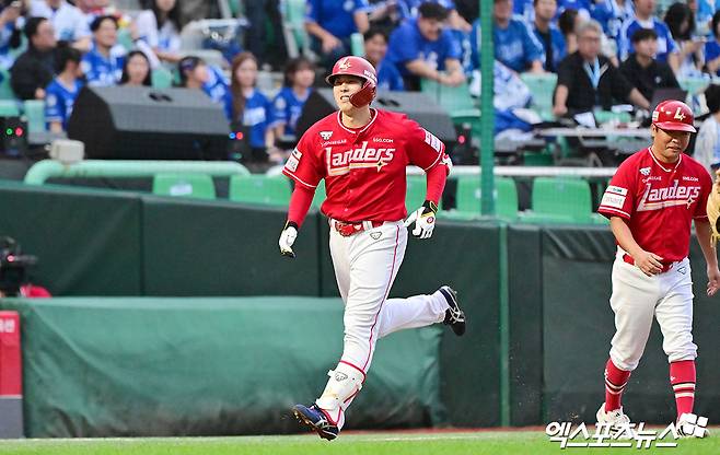 SSG 랜더스 외야수 김성욱이 11일 인천 SSG랜더스필드에서 열린 삼성 라이온즈와의 2025 신한 SOL Bank KBO 준플레이오프 2차전에서 끝내기 홈런을 기록했다. 사진 김한준 기자
