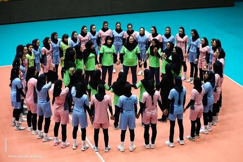 CAVA 여자챔피언십에서 우승한 여자대표팀과 이도희 감독(안쪽 원 중앙 왼쪽) [FIVB 홈피 캡처. 재판매 및 DB 금지]