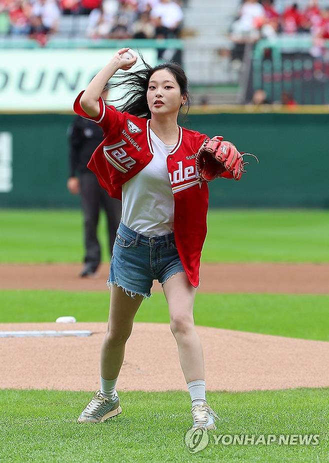시구하는 최희진 (인천=연합뉴스) 임순석 기자 = 11일 인천 SSG랜더스필드에서 열린 2025 프로야구 KBO리그 포스트시즌 준플레이오프 2차전 삼성 라이온즈와 SSG 랜더스의 경기. 배우 최희진이 시구를 하고 있다. 2025.10.11 soonseok02@yna.co.kr