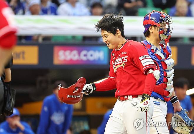 끝내기 홈런 김성욱 (인천=연합뉴스) 임순석 기자 = 11일 인천 SSG랜더스필드에서 열린 2025 프로야구 KBO리그 포스트시즌 준플레이오프 2차전 삼성 라이온즈와 SSG 랜더스의 경기. SSG 김성욱이 9회말 1사 끝내기 솔로 홈런을 친 뒤 그라운드를 돌고 있다. 2025.10.11