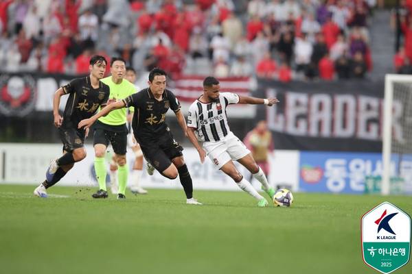지난 5일 경기도 수원종합운동장에서 열린 K리그1 2025 수원FC와 FC서울의 경기. 서울 안데르손이 드리블을 하고 있다. 2025.10.5 /한국프로축구연맹 제공