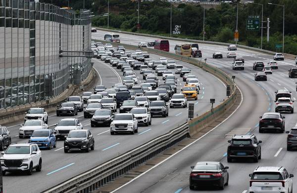 추석 연휴 마지막 날인 9일 경기도 오산시 경부고속도로 오산IC 부근 서울 방향(왼쪽)이 정체되고 있다. 2025.10.9 /연합뉴스
