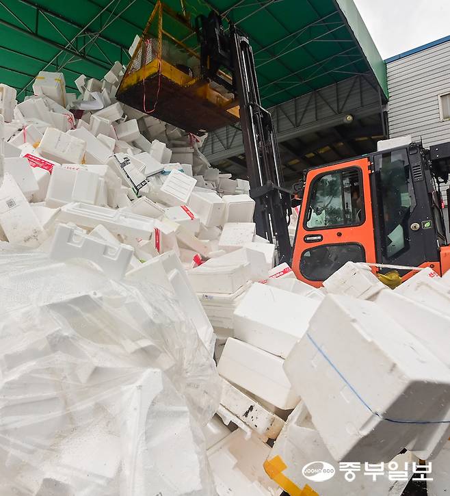 12일 오후 용인시 처인구 이동읍 공공재활용센터에서 관계자들이 추석 연휴 기간동안 쌓인 스티로폼을 처리하고 있다. 임채운기자
