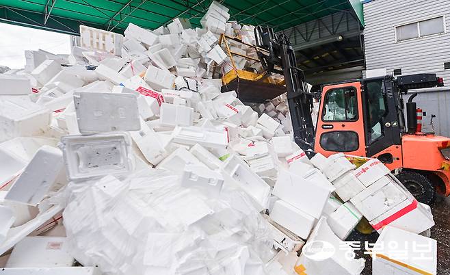 12일 오후 용인시 처인구 이동읍 공공재활용센터에서 관계자들이 추석 연휴 기간동안 쌓인 스티로폼을 처리하고 있다. 임채운기자