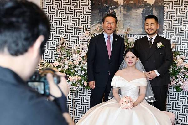 유정복 인천시장이 어제(11일) 하버파크호텔에서 열린 '아이플러스 맺어드림' 1호 커플 결혼식에 참석해 기념촬영하고 있다. [사진 = 인천시]