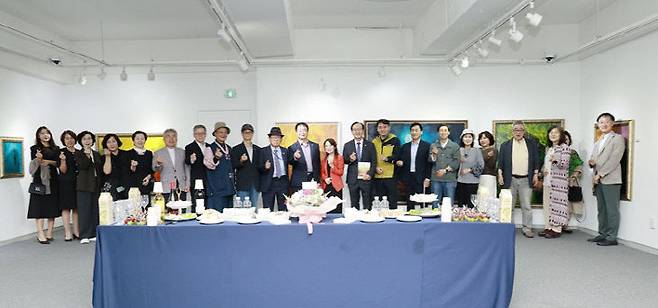 개인전에 오신 내빈들 모습