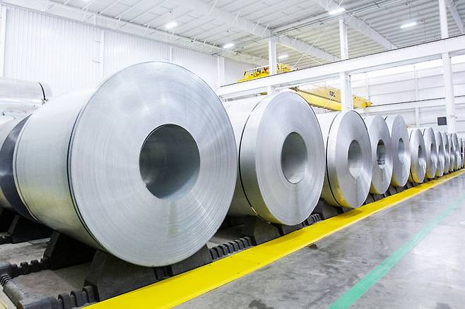 미국에 이어 유럽연합(EU)까지 수입산 철강제품에 최대 50%의 고율 관세를 예고하면서 국내 철강업계 전반에 불안감이 확산되고 있다. 사진은 기사 내용과 무관. /게티이미지뱅크 제공