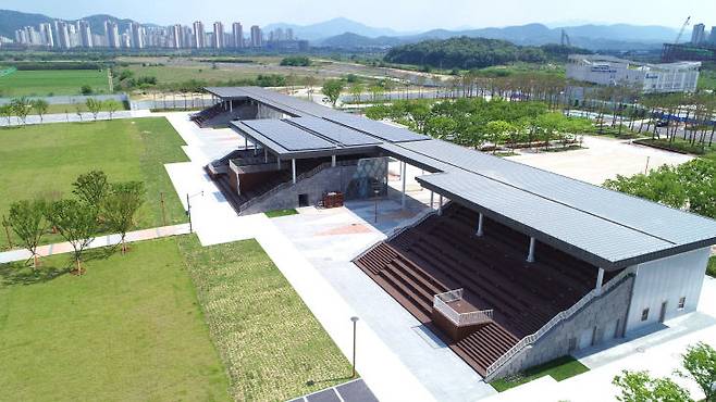 주간에 바라본 중앙공원 관리시설. 사진=세종시 제공.