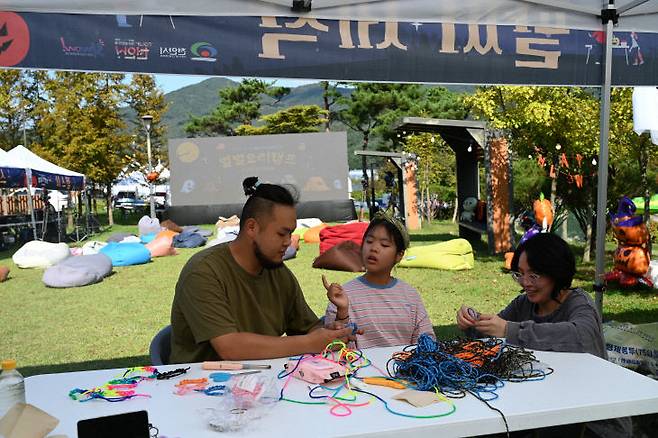별별요리캠프에 참가한 한 부녀가 팔찌 제작을 함께하고 있다.(사진=정철희 기자)