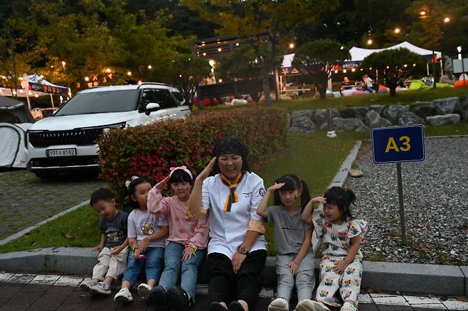 이순실 씨가 별별요리캠프 참가자 어린이들과 기념사진을 촬영하고 있다.(사진=정철희 기자)