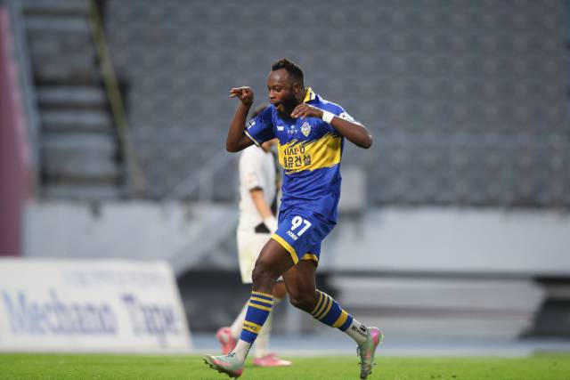 12일 오후 이순신종합운동장에서 열린 '하나은행 K리그2 2025' 34라운드 충남아산FC와 경남FC의 경기는 홈팀 아산의 1대 0승리로 끝났다. 후반 득점을 터트린 은고이가 세리머니를 하고 있다. 한국프로축구연맹 제공.