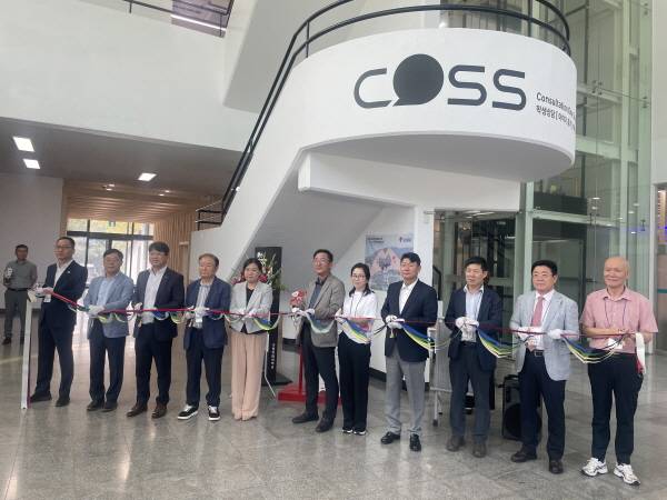 뜨신우체통 14호 발대식 테이프커팅 장면