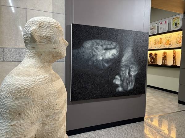 ＜당신의 봄을 함께＞ 중 정호 작가의 '어떤 청년'(왼쪽)과 '쥐지도 펴지도 못하고'. /주성희 기자