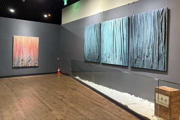 ＜당신의 봄을 함께＞ 중 김성훈 작가의 '잠긴 시간, 떠오른 이름'. /주성희 기자