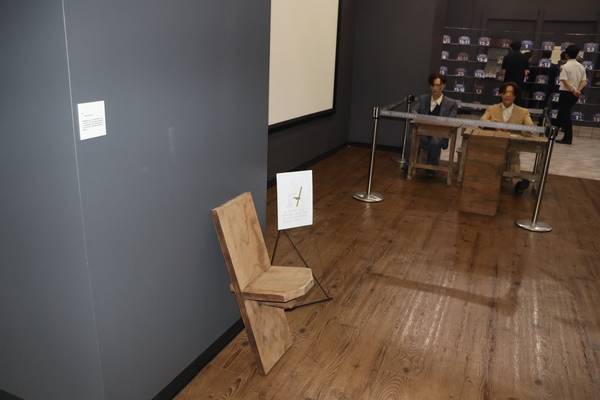 ＜당신의 봄을 함께＞ 중 정호 작가의 '기대어 앉은 의자'. /주성희 기자