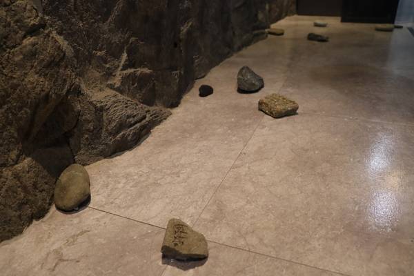 ＜당신의 봄을 함께＞ 중 김나리 작가의 '돌덩이'. /주성희 기자