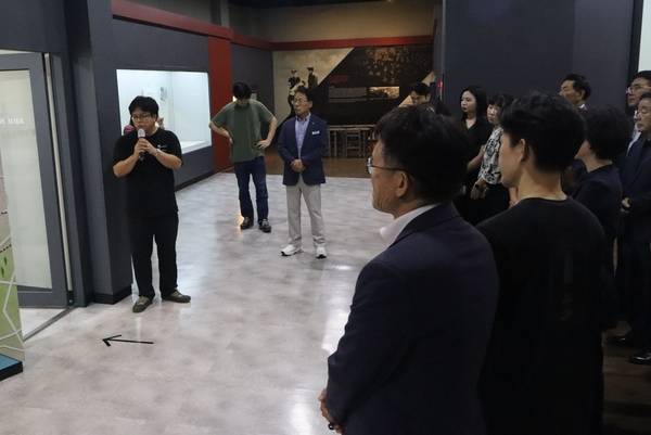 노순천 작가가 1일 열린 개막식에서 '꿈에 밟히던 그날' 작품을 설명하고 있다. /주성희 기자