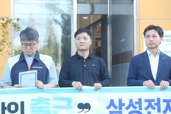 이달 1일 창원시 성산구 삼성전자서비스 창원외근센터 앞에서 복직 기자회견이 열렸다. 박병준(가운데) 씨가 발언하고 있다. /박병준 씨