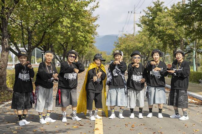 ‘수니와칠공주’ 리더 박점순 할머니(가운데)가 래퍼 슬리피가 선물한 ‘쇼미더머니6’ 모자를 쓴채 멤버들과 함께 ‘랩은 나이 없다!’ 구호를 외치며 선전을 다짐하고 있다. /칠곡군 제공