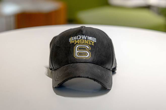 래퍼 슬리피가 ‘수니와칠공주’ 할머니에게 선물한 ‘쇼미더머니6’ 모자. 그의 땀과 열정이 담긴 상징적인 선물이다. /칠곡군 제공