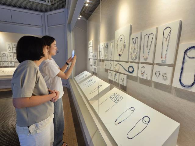 복천박물관 유리구슬 특별전을 관람하는 시민들. 김효정 기자