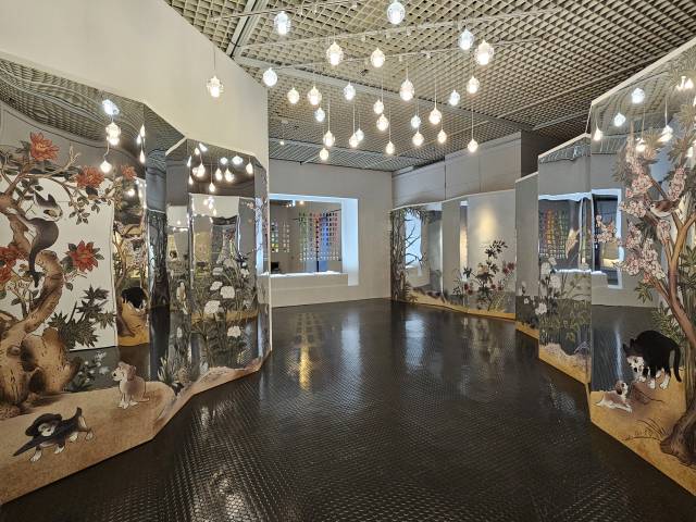 전시 마지막은 화조영모도 거울 병풍을 활용한 포토존이 마련되어 있다. 김효정 기자