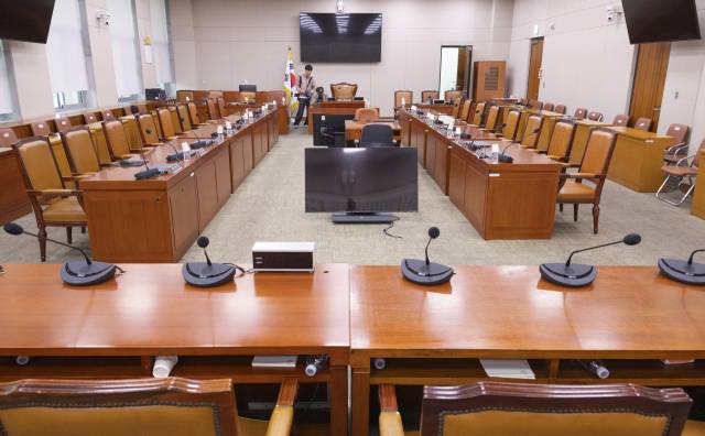 2025년 국정감사가 하루 앞으로 다가온 12일 서울 여의도 국회 법제사법위원회 국정감사가 열릴 전체 회의장이 공개돼 있다. 올해 법사위 국정감사에서는 사법·검찰 개혁 등의 이슈와 계엄과 내란을 둘러싼 진실 공방 등 여야가 첨예하게 대립할 것으로 예상된다. 연합뉴스