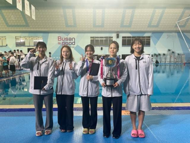 제106회 전국체육대회 사전경기로 치러진 핀수영에서 종합 2위를 이끈 경남체육회 길다슬(왼쪽부터), 최지연, 고아영, 윤미리, 임지원이 기념촬영을 하고 있다./경남체육회/